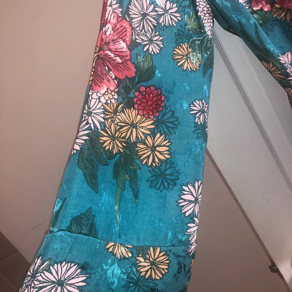 Floral wrap blouse - Picture 6 of 7